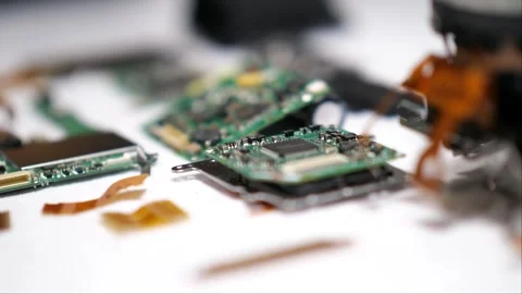 Breaking down and disassembly of a digital camera for parts and components Vidéo 266386000