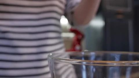 Breaking an egg into a bowl Stockbeeldmateriaal 166543490