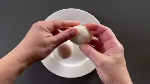 Breaking an egg for cooking prep Vídeos de archivo 343864177