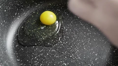 Breaking an egg into a frying pan 스톡 동영상 295038208