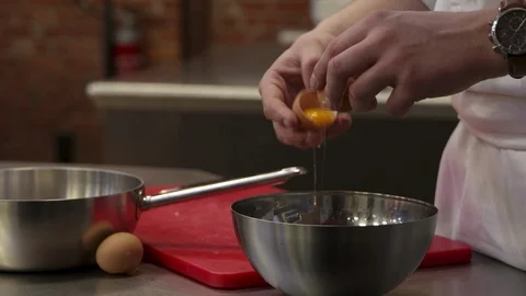 Breaking eggs close-up Stockbeeldmateriaal 92058702