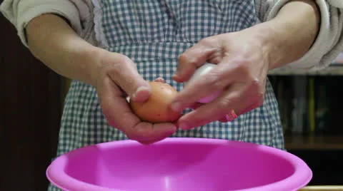 Breaking Eggs Video stock 22811302