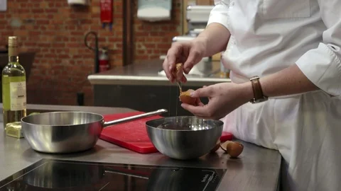 Breaking eggs Stockbeeldmateriaal 92058572