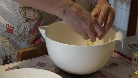 Breaking eggs to make a cake Vídeo Stock 160621589