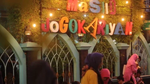Breaking of fast at jogokariyan mosque Stock Footage 108874217