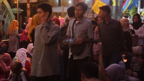 Breaking of fast at jogokariyan mosque Video stock 108874224