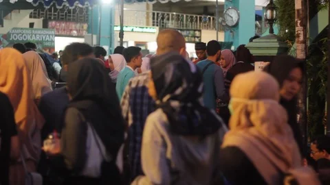 Breaking of fast at jogokariyan mosque Stock Footage 108874232