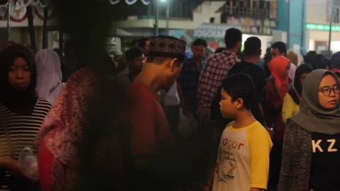 Breaking of fast at jogokariyan mosque Stock Footage 108874253