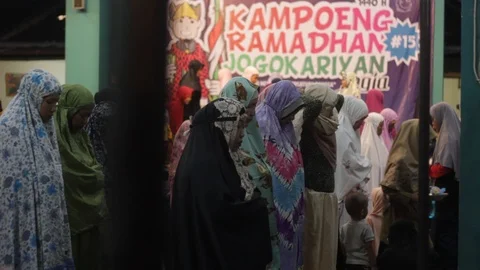 Breaking of fast at jogokariyan mosque Video stock 108874278
