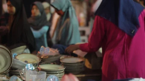 Breaking of fast at jogokariyan mosque Video stock 108874283