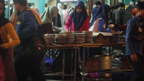 Breaking of fast at jogokariyan mosque Video stock 108874315