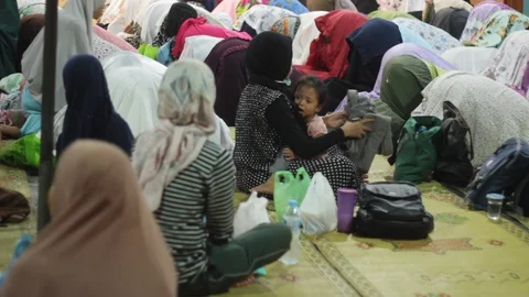 Breaking of fast at jogokariyan mosque Video stock 108874324