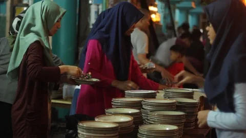 Breaking of fast at jogokariyan mosque Video stock 108874334