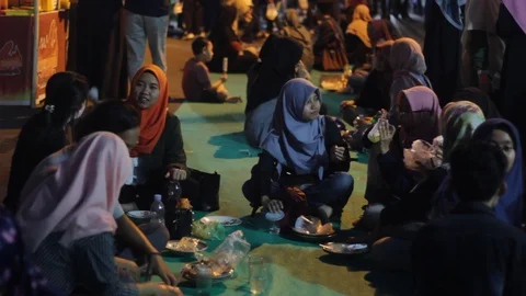 Breaking of fast at jogokariyan mosque Video stock 108874395