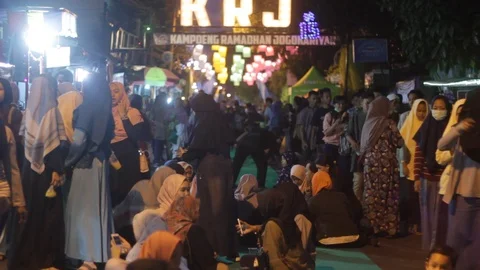 Breaking of fast at jogokariyan mosque Video stock 108874402