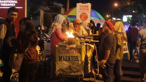 Breaking of fast at jogokariyan mosque Video stock 108874418