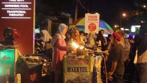 Breaking of fast at jogokariyan mosque Video stock 108874426