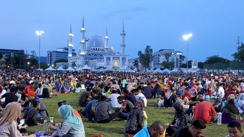 Breaking fast or Iftar at parks. Stock Footage 108899932