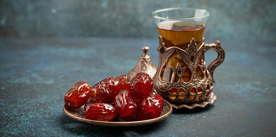 Breaking fasting with dried dates during Ramadan Kareem, Iftar meal with dates Foto stock