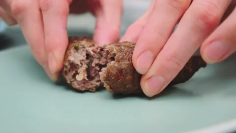 Breaking a fried juicy cutlet Stock-Footage 252335102