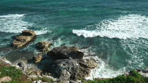 Breaking sea waves and rocks in Isla Mujeres, Mexico. Stock Footage 169979989