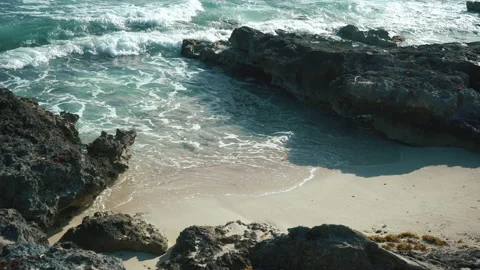 Breaking sea waves between rocks in Isla Mujeres, Mexico. Stock Footage 169979961