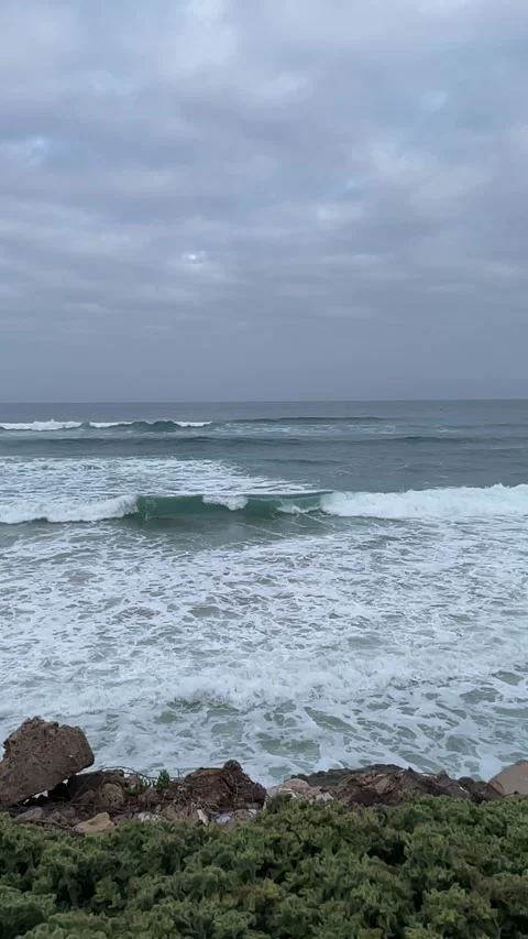 Breaking sea waves Stock Footage 333581021