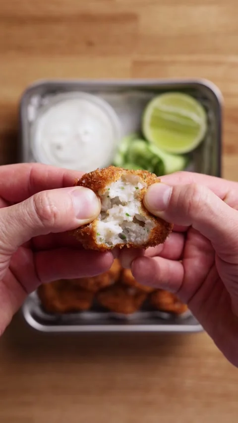 Breaking Shrimp Cake Open Close Up Видео 331373218