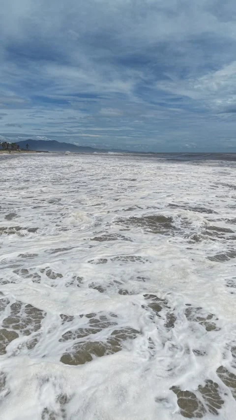 Breaking storm waves seen from a low drone, Pacific coast of Mexico 動画素材 348301535