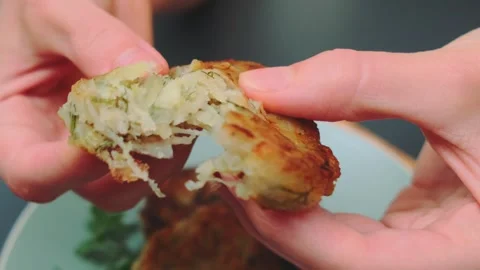 Breaking a vegetable cutlet without meat into two parts Vídeo Stock 252368040