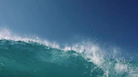 Breaking wave that causes bubbles underwater Video stock 142911165