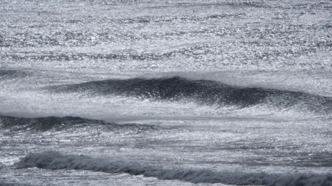 Breaking wave with strong offshore winds 库存影片 118535685