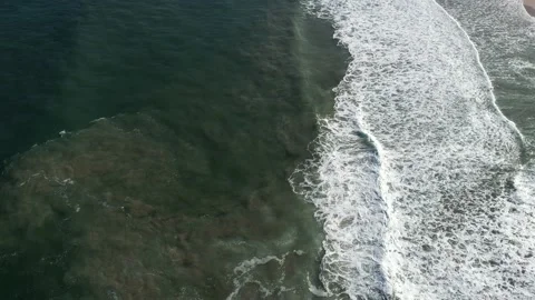 Breaking waves from above Video stock 165942692