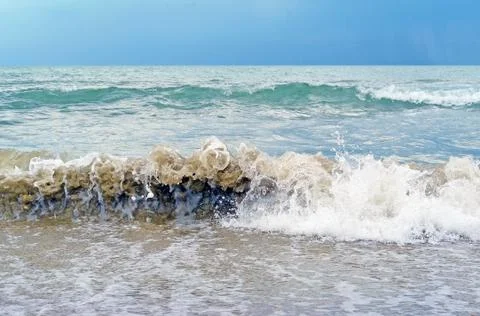 Breaking waves on sea before thunderstorm Foto stock