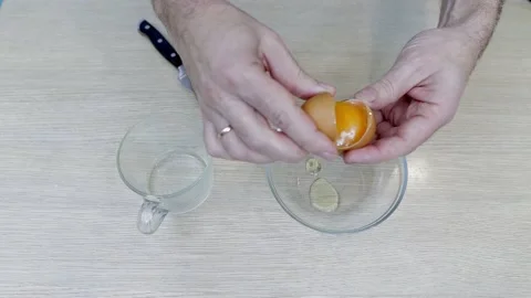 Breaks the egg and separates the yolk Vídeo Stock 169699916