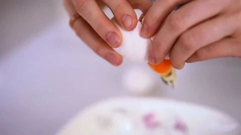 Breaks the egg in a bowl close-up 스톡 동영상 86134314