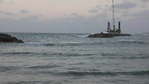 Breakwater and oil rig. variable focus Vídeos de archivo 92575565