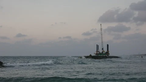 Breakwater and oil rig. variable focus 스톡 동영상 92575588