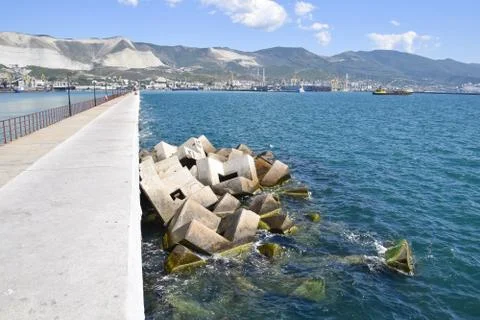 Breakwater of the rectangular stone figures. Stockfoto's