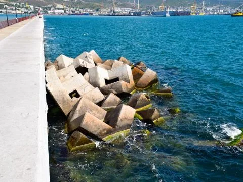 Breakwater of the rectangular stone figures. 库存照片