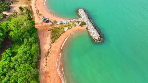 Breakwaters: Engineering structures built along coastlines. Video stock 249727833