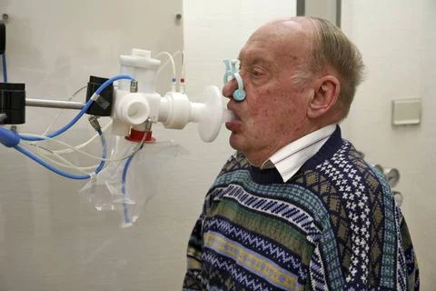  Breathing, spirometry elderly p Pneumology department. Pulmonary function... Stock Photos
