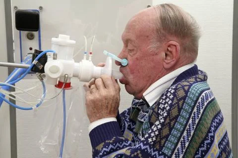  Breathing, spirometry elderly p Pneumology department. Pulmonary function... Stock Photos