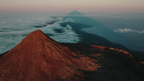 Breathtaking aerial perspective of the Mount Pico volcano summit at sunset 库存影片 336193346