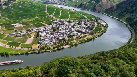 Breathtaking aerial view of the Moselle loop in Rhineland-Palatinate. The river 库存影片 345452278