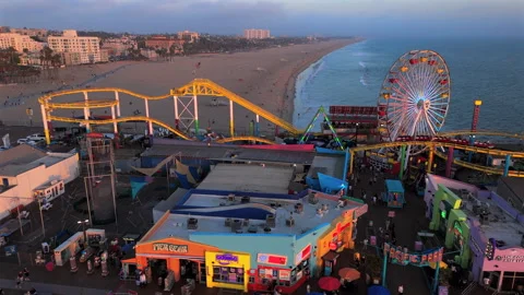 A breathtaking aerial view showcasing the iconic Santa Monica Pier beautifully Vídeo Stock 318055624