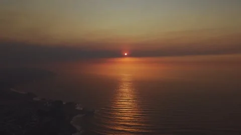 Breathtaking aerial view of the sun setting over the endless Pacific Ocean Vídeo Stock 328336310
