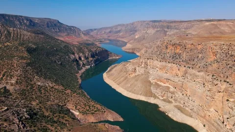 Breathtaking Botan river winds through rugged canyon walls in Turkey 스톡 동영상 332491155