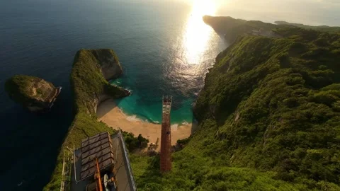 Breathtaking Cinematic FPV Flight Down To Kelingking Beach Bali 動画素材 337033886