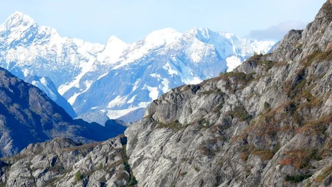 Breathtaking closeup view of snow capped mountains in Alaska Vidéo 121404970